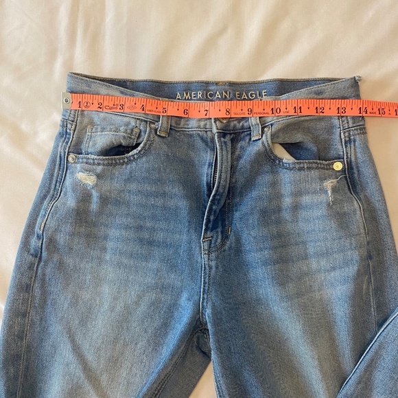 American Eagle High Rise Distressed Mom Jean Medium Wash Size 4?‎ - Picture 3 of 7